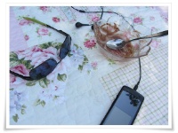 Sonnenbrille, MP3-Player und leerer Eisbecher