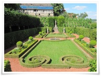 Blick auf Rasenparterre im Rosengarten von Schloss Dornburg